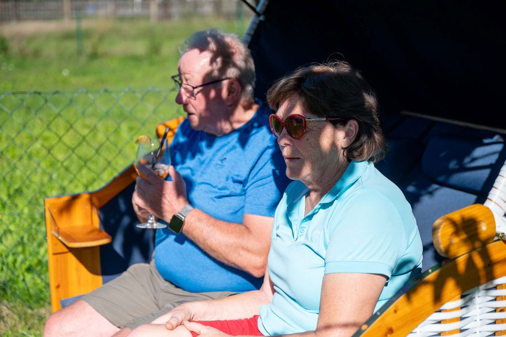 Älteres Paar im Strandkorb der Poollandschaft der Pension zur Krone in Martinfeld