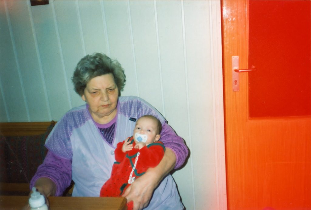 Großmutter mit Baby am Küchentisch