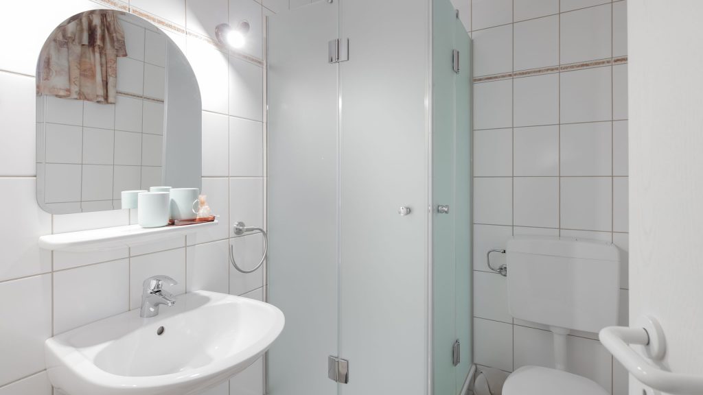 Ein Blick in ein Badezimmer der Hotelpension zur Krone in Martinfeld