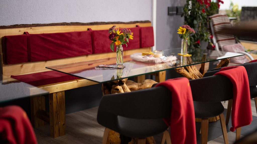 Tische und Stühle in der Lounge der Hotelpension zur Krone in Martinfeld