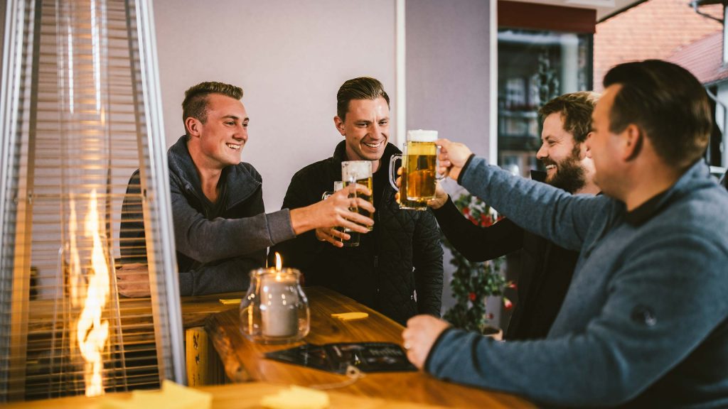 Männerrunde beim Bier in der Lounge der Hotelpension zur Krone in Martinfeld