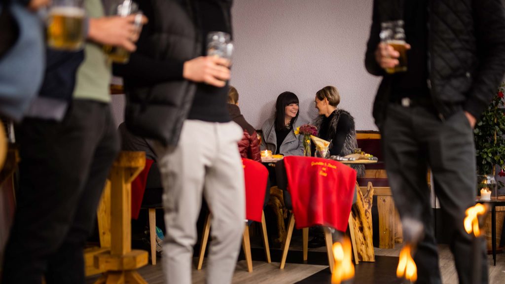 Partygäste feiern in der Lounge der Hotelpension zur Krone in Martinfeld