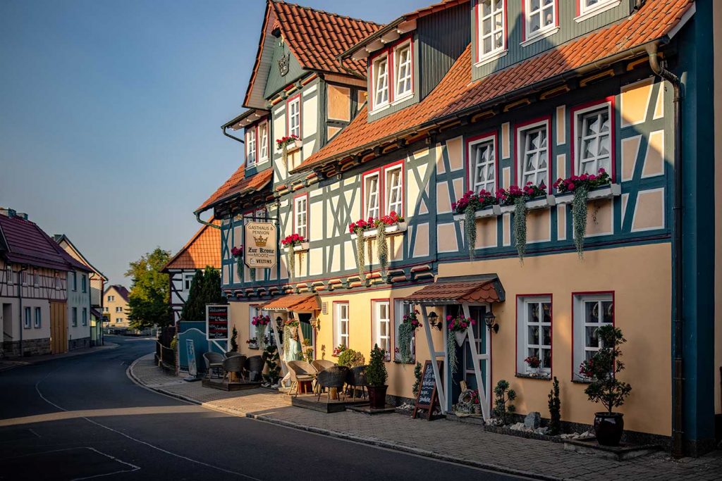 Außenansicht der Hotelpension zur Krone in Martinfeld